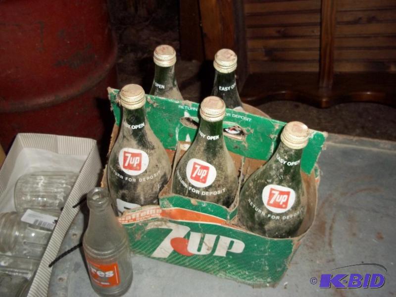 lot 39 image: Vintage quart size 7-up glass bottles with ca...