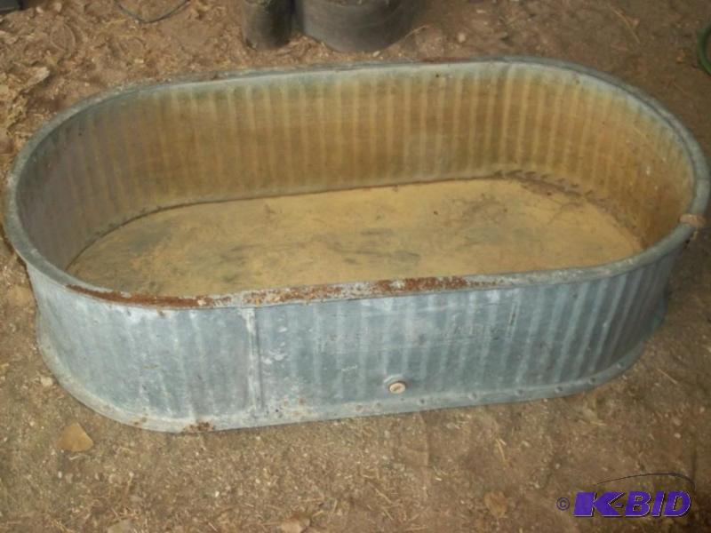 lot 43 image: Tin Fleet Farm water tank...