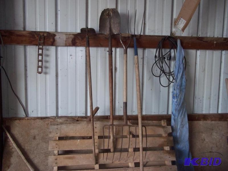 lot 67 image: Misc Yard Tools   1 pitch fork  1 silage fork...