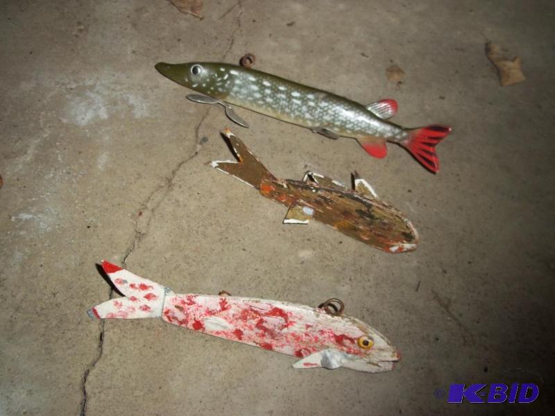 lot 98 image: 3 fishing decoys...