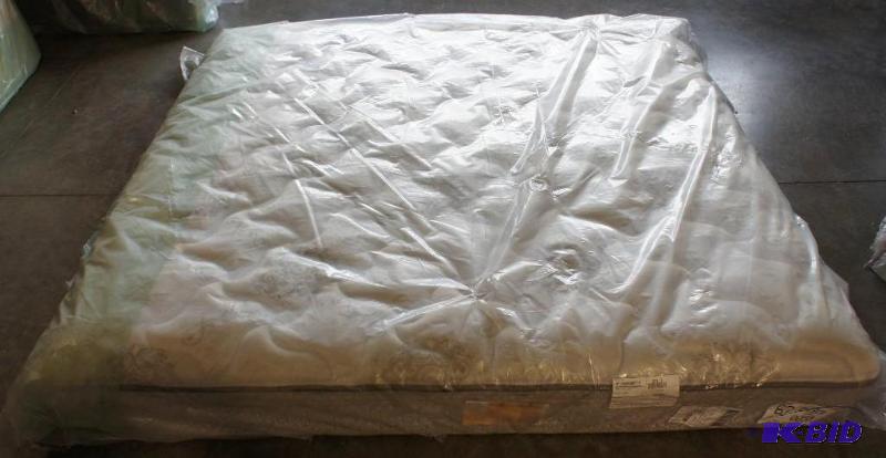 Sealy SeaGrove Plush King Mattress. MSRP $999...