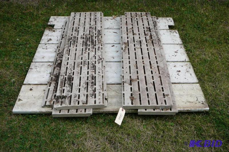 lot 212 image: Dock Panels Titen Decking 4 x 1 4 x 4 alu...