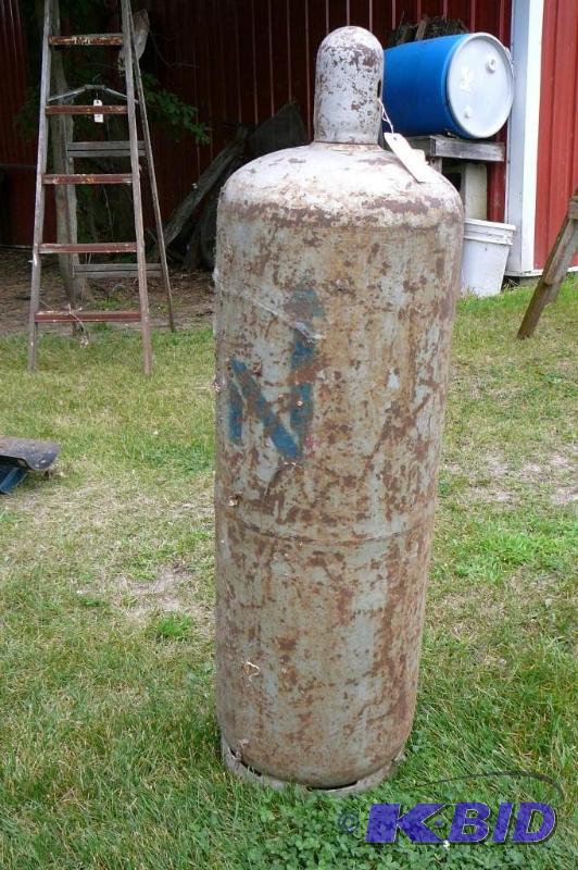 lot 215 image: 100lbs&nbsppropane tank...