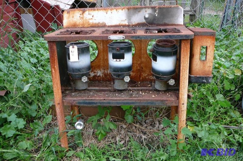 lot 219 image: New perfection model 393 made in USA cook sto...