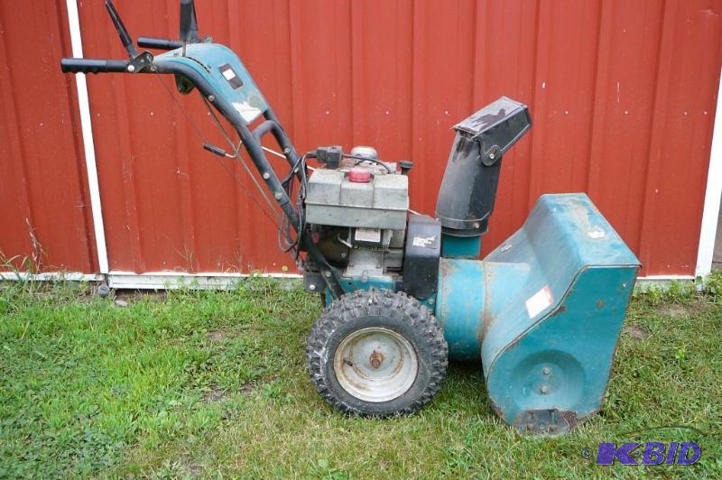 lot 262 image: Snow King Snow blower 8 HP tecumselt Electric...