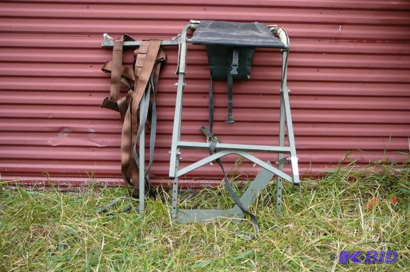 lot 306 image: Bow hunting Tree Stand Green with foot rest a...