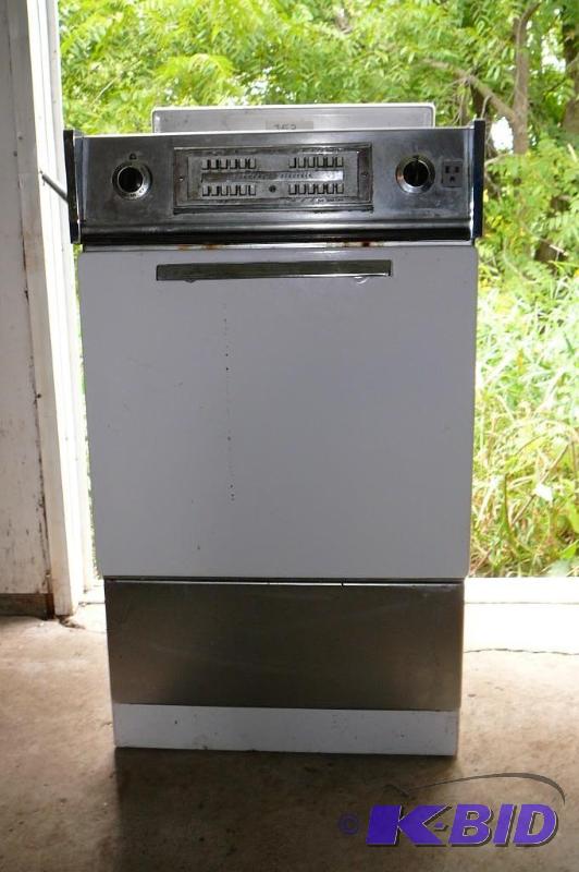 lot 352 image: GE Electric range apartment size 21w x 25 x 3...