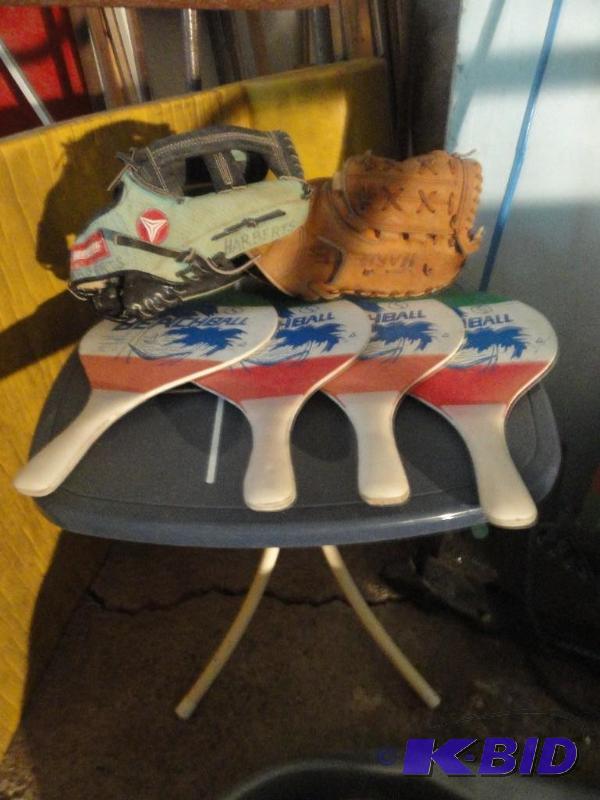 lot 386 image: Kids toys -- Rollerblades size 8, Plastic and...