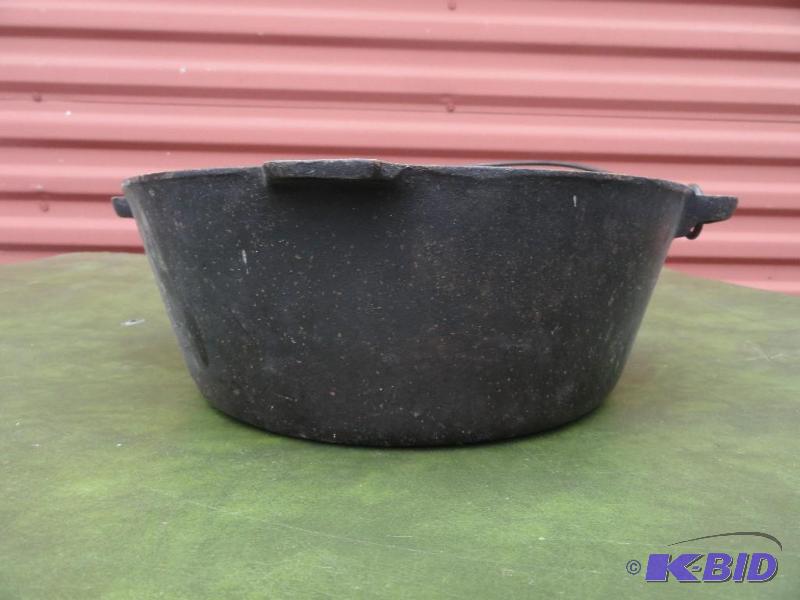 lot 389 image: Cast Iron 8 G Soup pot...