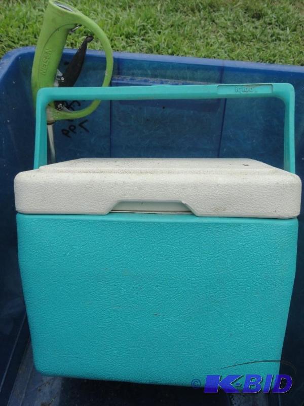 lot 399 image: Weed sprayer, garden hose sprayer, cooler...
