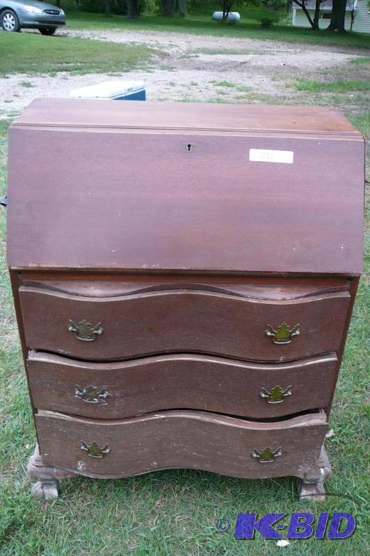 lot 402 image: 3 drawer writting desk with keys antique roug...