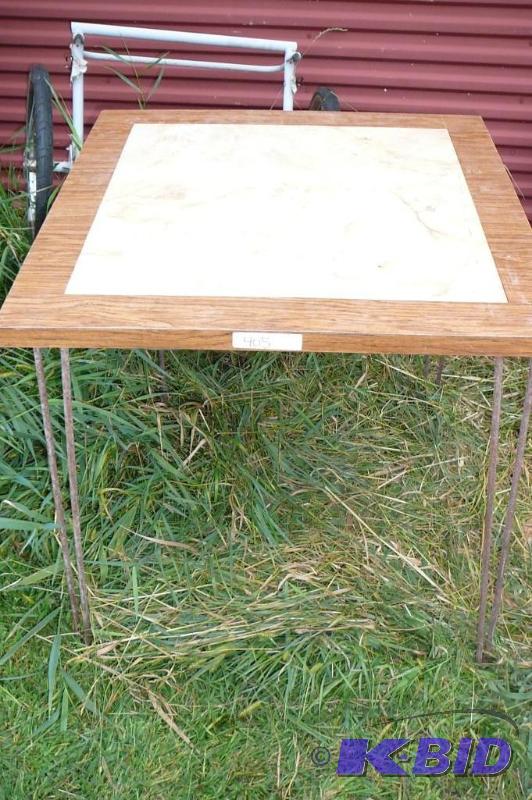 lot 405 image: Table square 30 x 30 x 30...