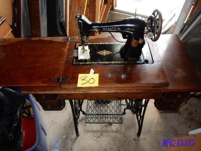 lot 30 image: Singer Sewing Machine