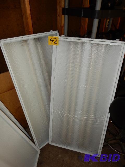 lot 42 image: 2, Fluorescent light fixtures