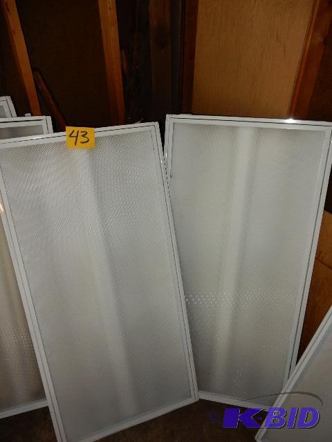 lot 43 image: 2, Fluorescent light fixtures