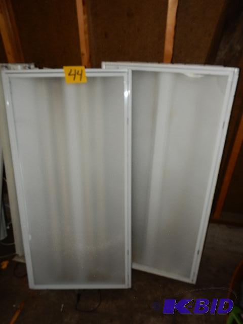 lot 44 image: 2, Fluorescent light fixtures