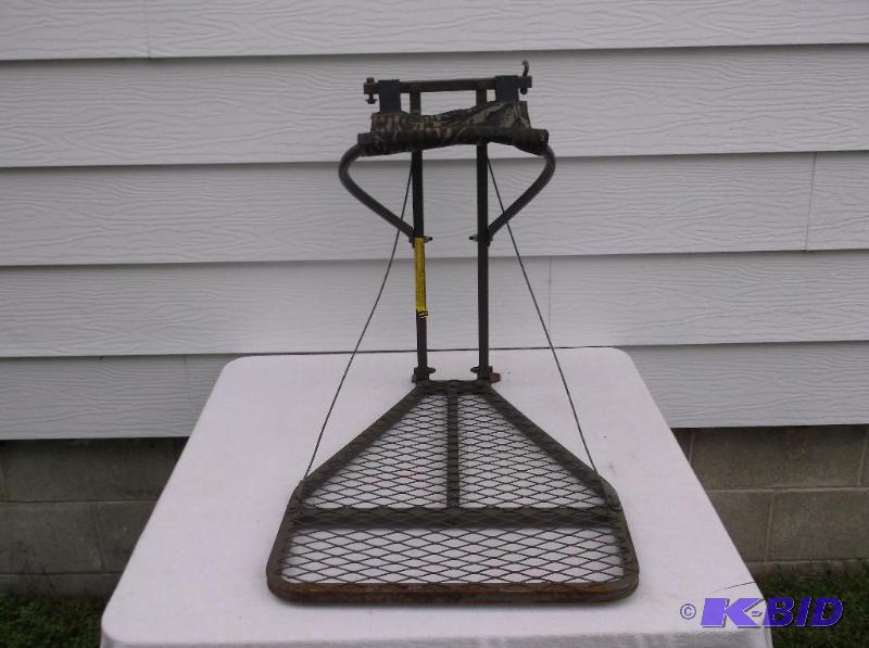 lot 119 image: Portable deer stand appears in good usable co...