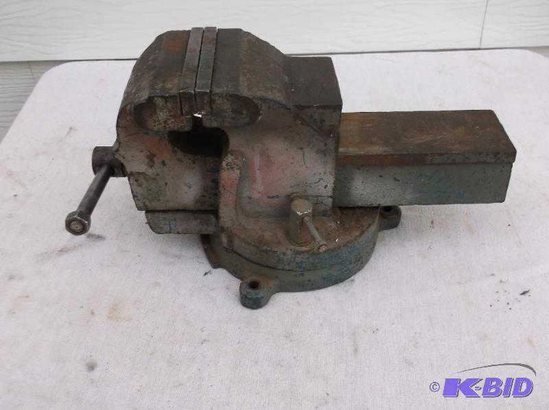 lot 122 image: Heavy 5" bench vise appears in great usa...