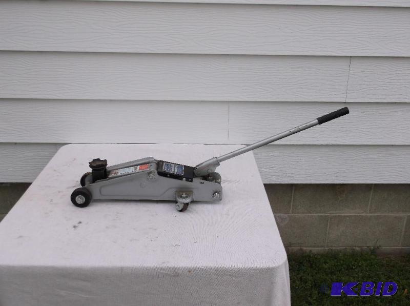 lot 124 image: Pro-lift floor jack model F-362 3300 LB. capa...