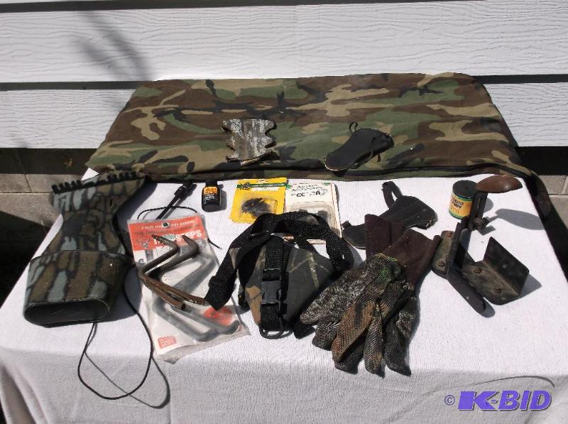lot 141 image: Nice lot with bow case,arrow tips,screw in st...