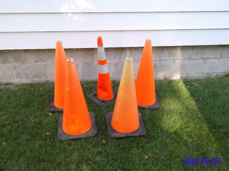 lot 147 image: 5 Road cones appear in good condition....