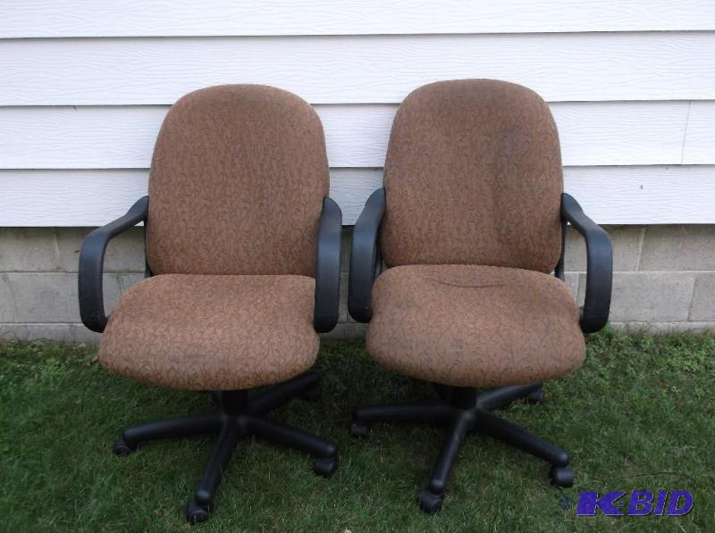 lot 148 image: Lot with 2 office chairs appear in good usabl...