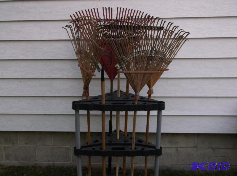 lot 149 image: Rubbermaid corner tool rack with 5 leaf rakes...