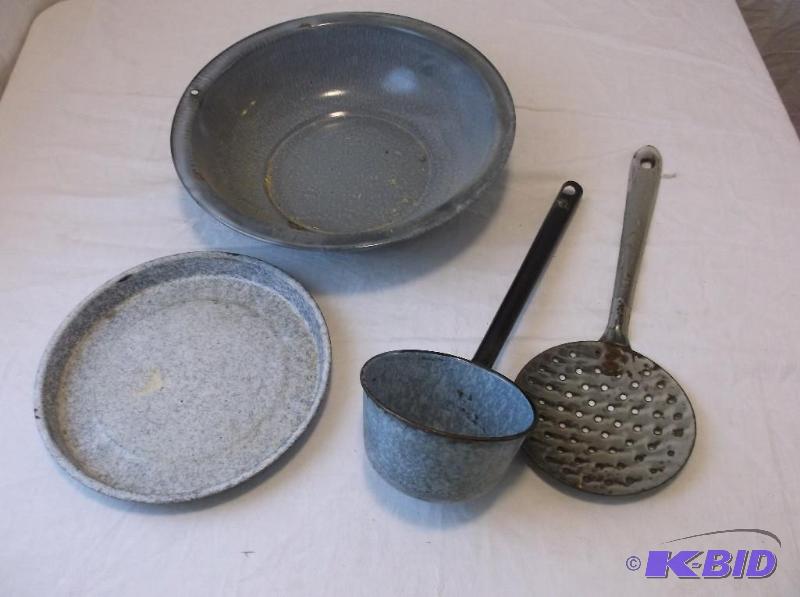 lot 15 image: Nice lot of enamelware....