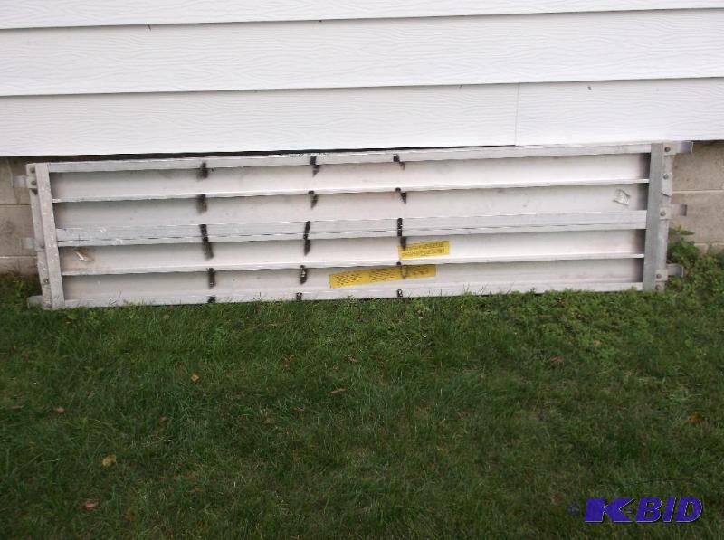lot 155 image: Green Bull aluminum scaffolding plank measuri...