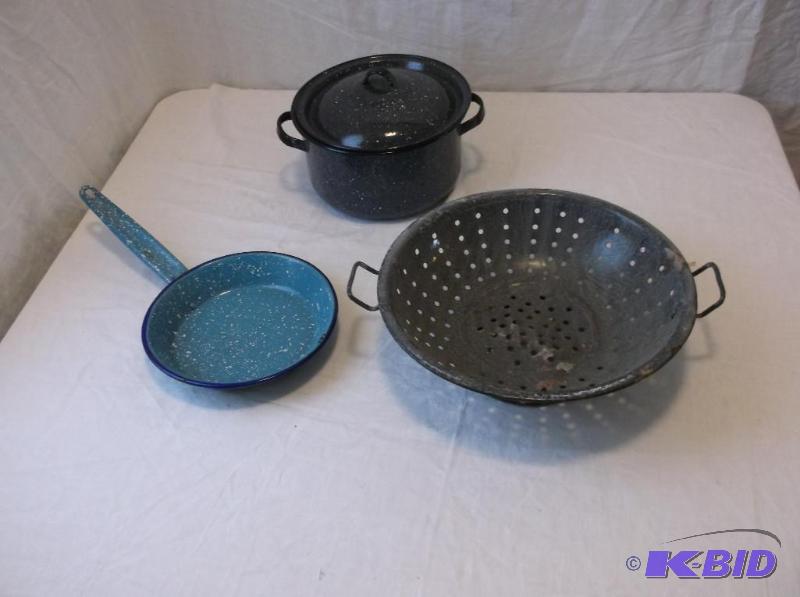 lot 16 image: Nice lot of enamelware....