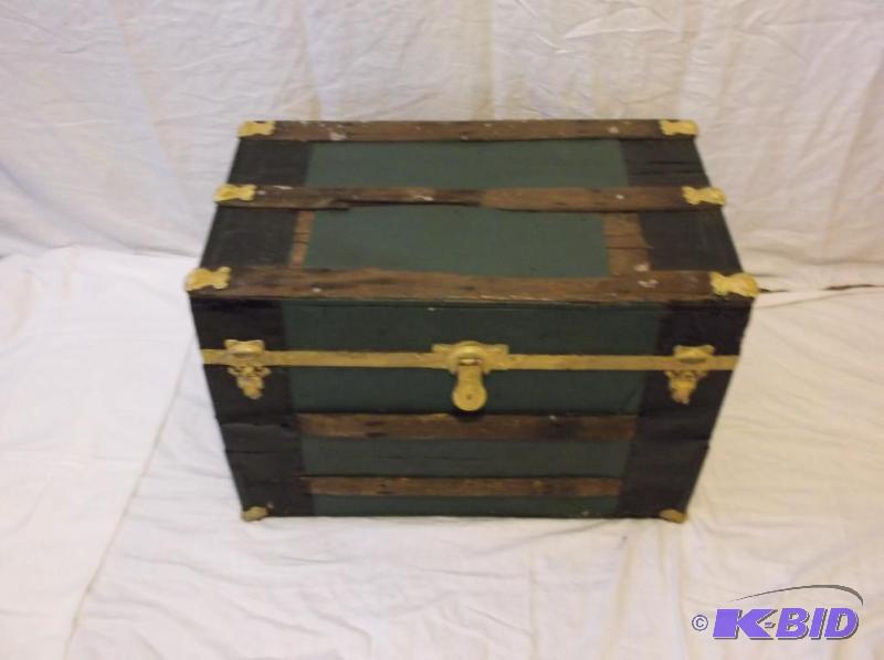lot 174 image: Vintage trunk measuring 28" L x 17"...