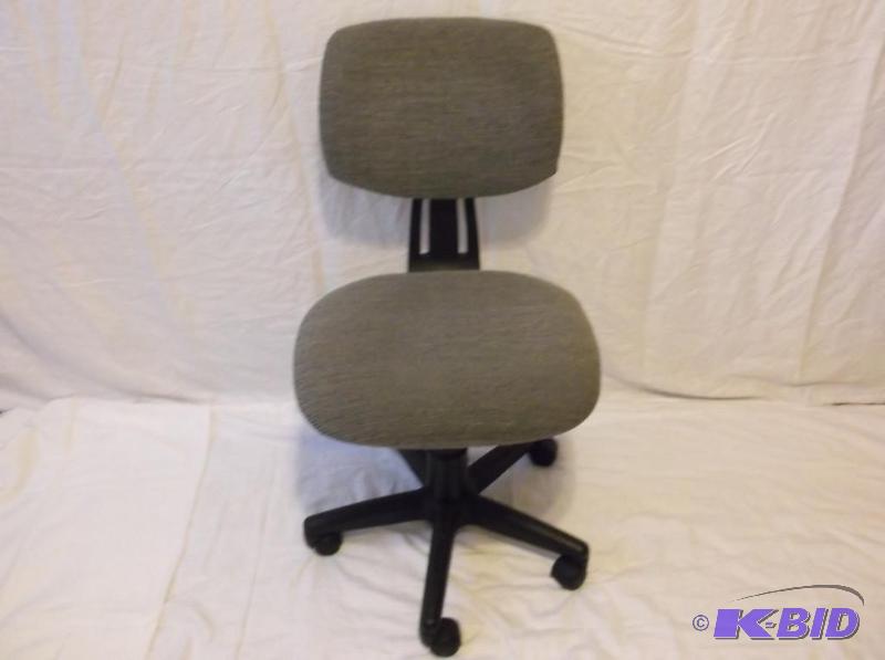 lot 175 image: Office chair on casters appears in great cond...