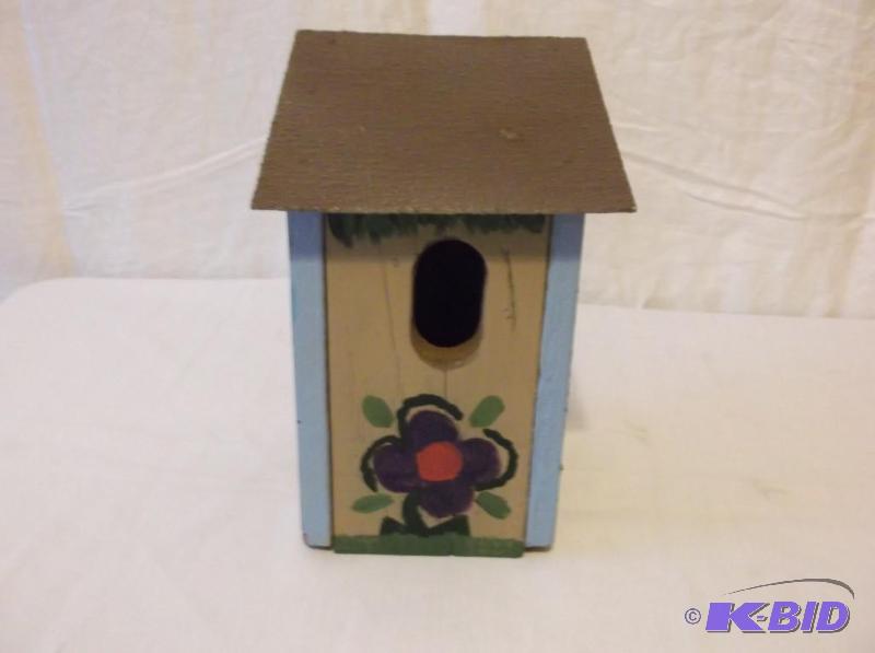 lot 180 image: Cute painted birdhouse in great condition....