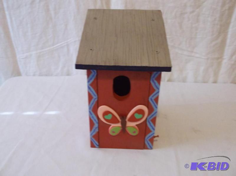 lot 181 image: Cute painted birdhouse in great condition....