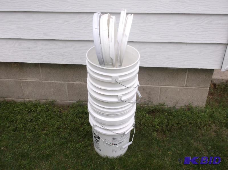 lot 186 image: 5-5 gallon food grade pails with lids....