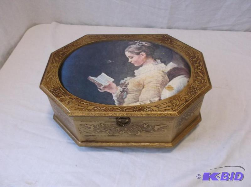 lot 19 image: Beautiful jewelry box with some jewelry....