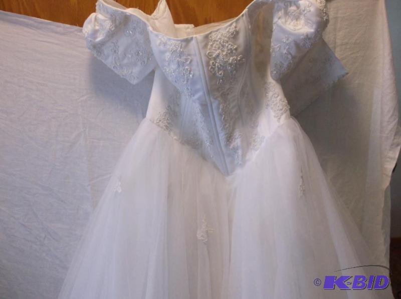 lot 26 image: Beautiful wedding dress size 20 appears in go...