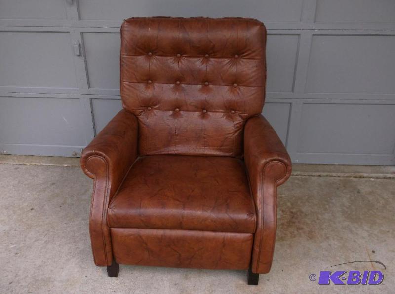 lot 4 image: Leather recliner appears in good usable condi...
