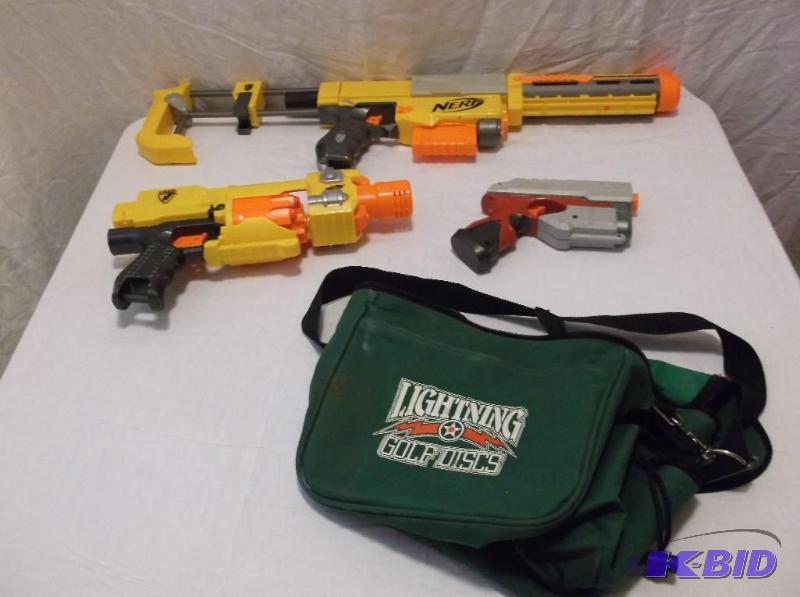 lot 59 image: Lot with 3 Nerf guns & Disc golf bag....