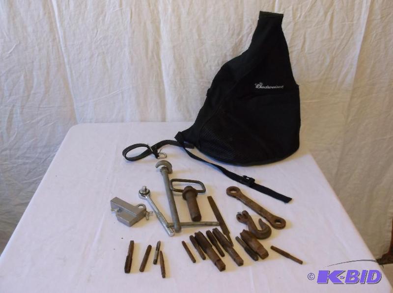 lot 86 image: Budweiser shoulder bag with tools....