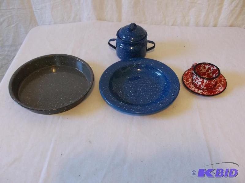 lot 88 image: Nice lot of enamelware all appears in good co...
