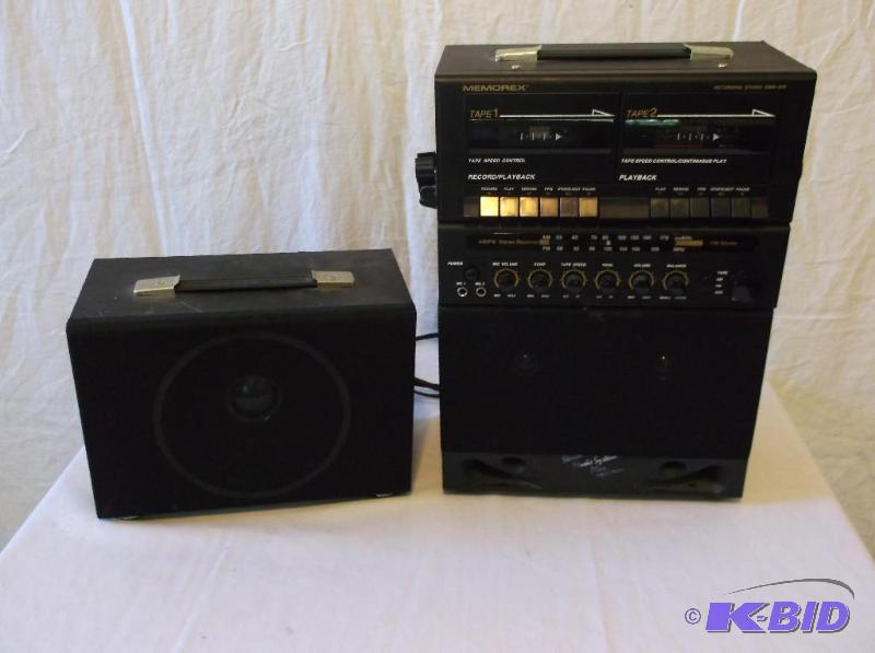 lot 91 image: Memorex Karaoke machine has radio & casse...