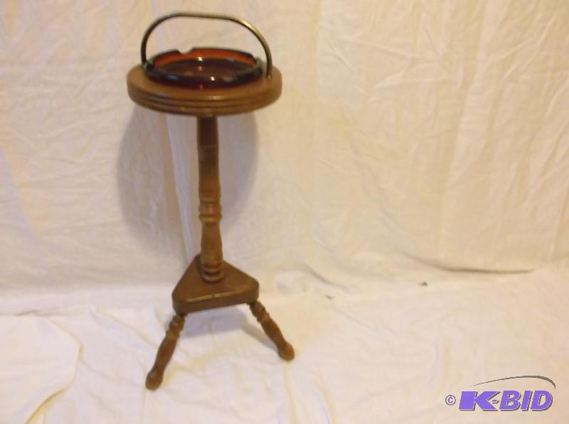 lot 95 image: Solid wood ashtray stand appears in good usab...
