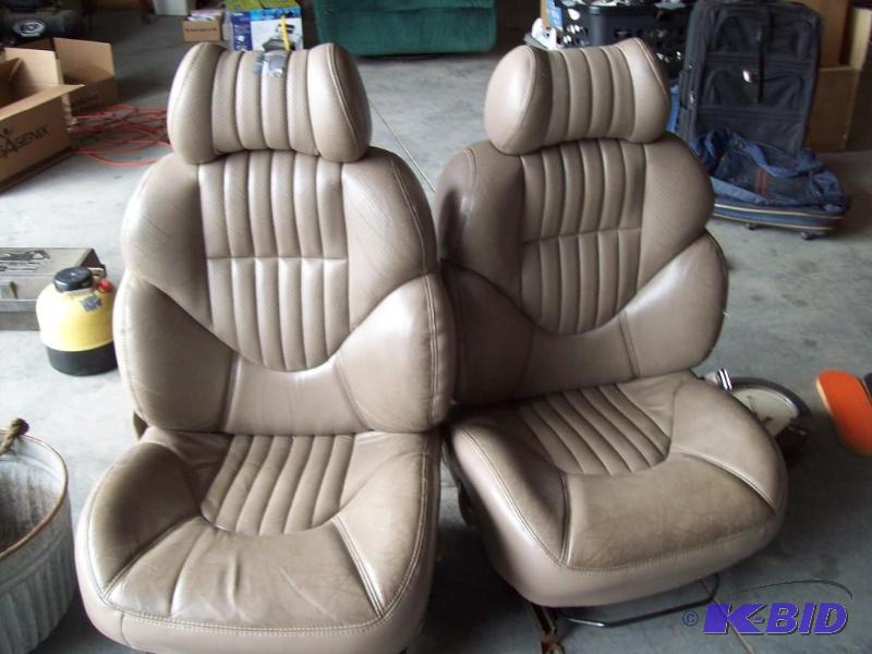 lot 1 image: Seats