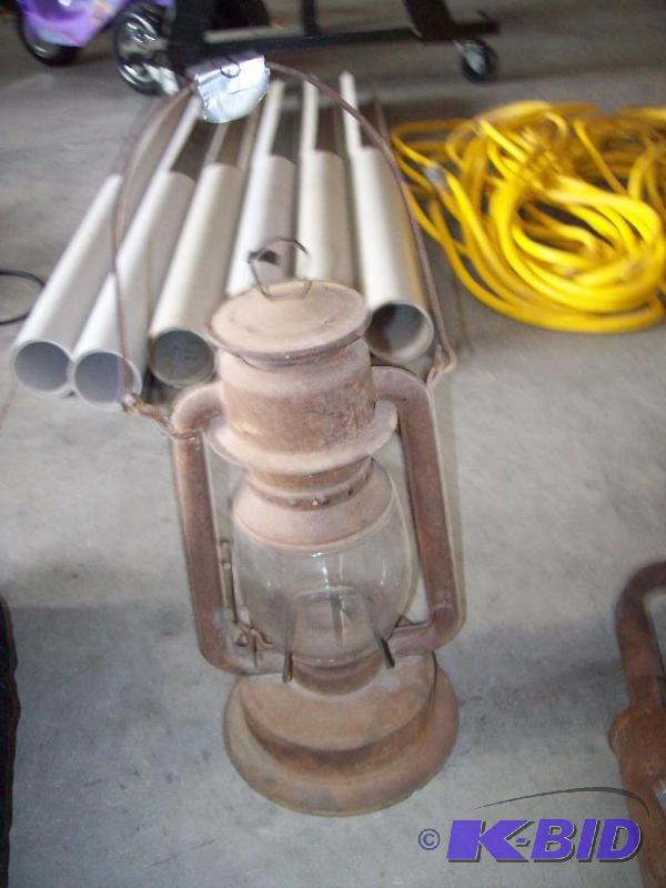 lot 19 image: Lamp
