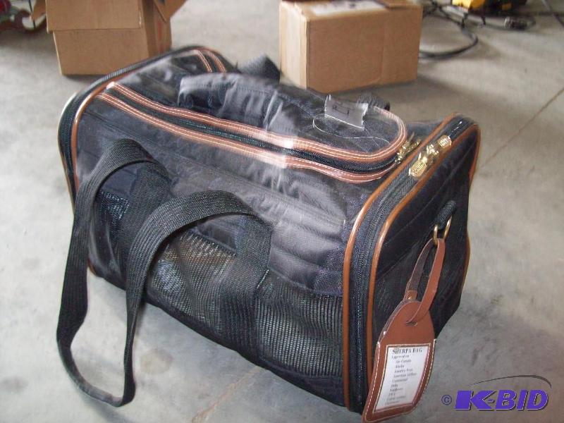 lot 22 image: Pet Carrier