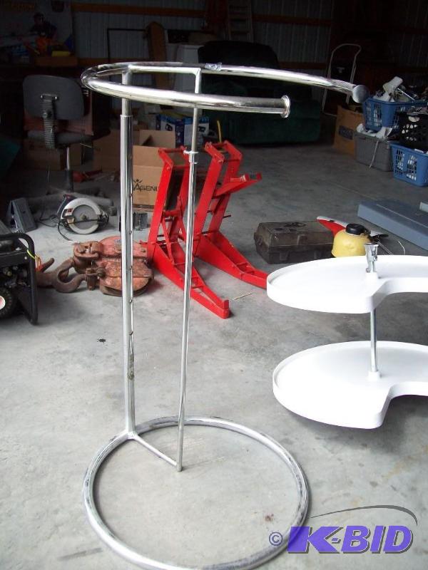 lot 6 image: Clothes Rack