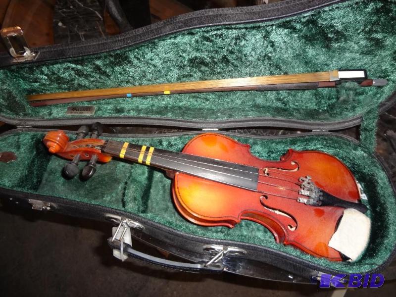 lot 225 image: Suzuki 110 Violin, very good condition...