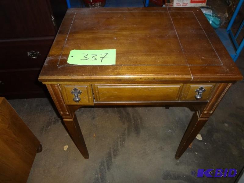 lot 337 image: Singer Sewing Machine...