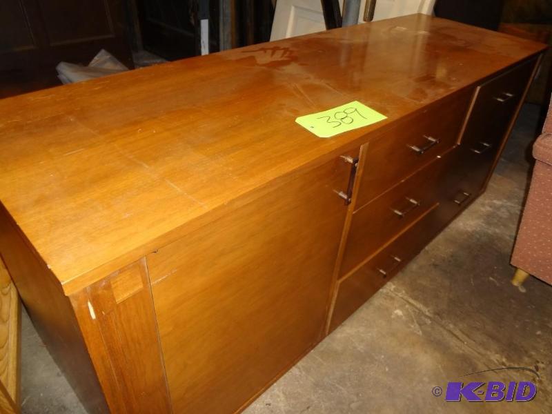 lot 389 image: Danish Modern Chest, Krohler Brand, legs miss...